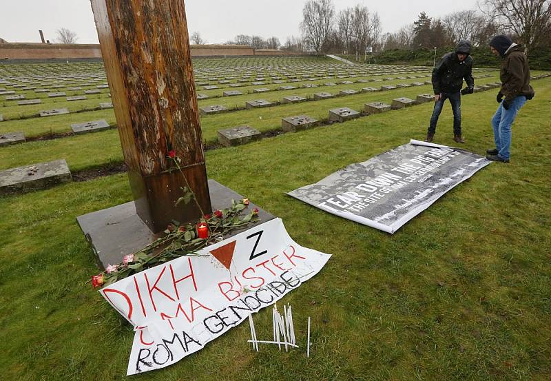 Zhruba patnáctka lidí se v úterý v poledne sešla na Národním hřbitově v Terezíně, aby uctila památku romských obětí holocaustu. Mezi účastníky poklidného pietního shromáždění byli i sami Romové.