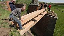 Členové klubu vojenské historie z Terezína postavili spojovací dřevěný mostek mezi pevnostními valy.