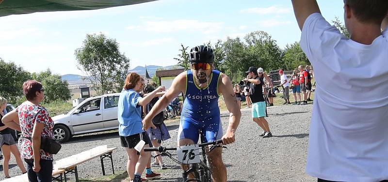 Hazmburk X offroad triatlon se konal v sobotu 6. srpna v obci Klapý.