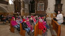 Kostel sv. Ludmily v Litoměřicích se stal místem vyprávění o adventu a tradicích. Na závěr přišel mezi děti Mikuláš.