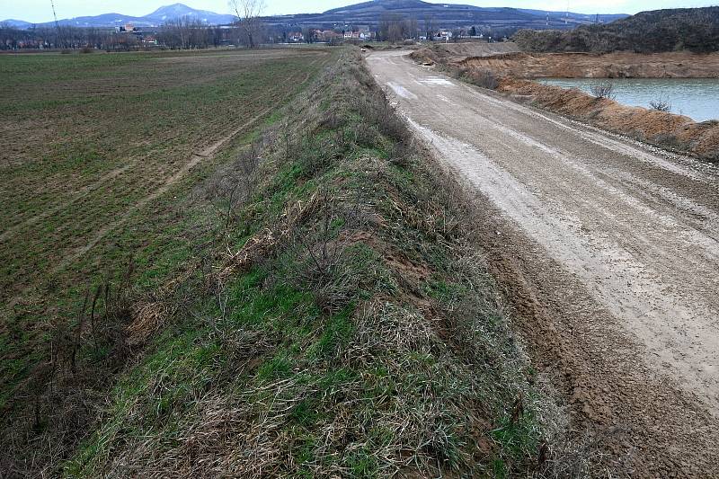 Protihlukový val současného těženého prostoru.