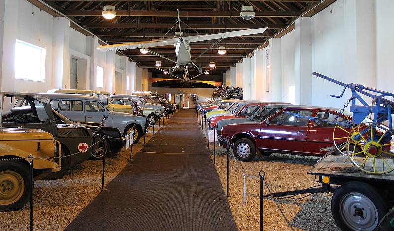 Více než stovku exponátů v podobě automobilů, motocyklů nebo i nákladních a užitkových vozů především z dob socialismu mohou spatřit návštěvníci Automuzea v Terezíně.