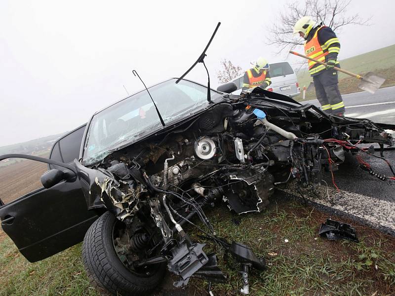 Vážná dopravní nehoda pod zatáčkou v kopci nedaleko Trnovan u Litoměřic.