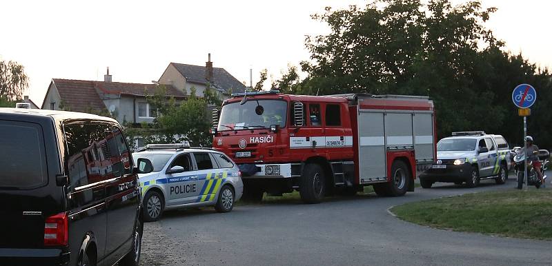 V Hrobcích na Litoměřicku našly děti při koupání v Labi utopené auto.