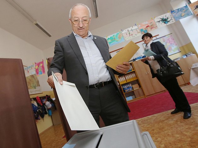 Ani dosavadního senátora za litoměřický obvod Hassana Meziana neminula ve volebním okrsku na ZŠ Boženy Němcové v Litoměřicích otázka, koho volil.