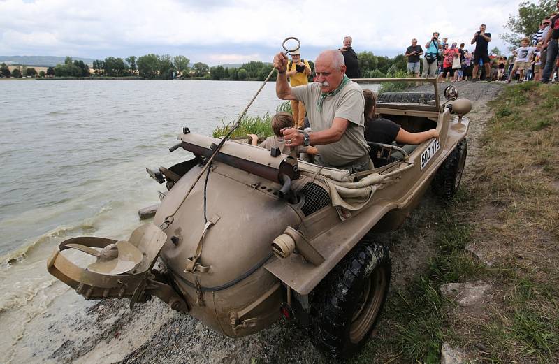 Obojživelná vozidla brázdila jezero Chmelař u Úštěku