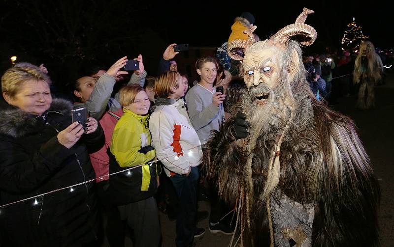 V Radovesicích spojili rozsvícení vánočního stromu s Krampus show.