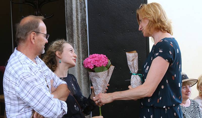 Vernisáž výstavy akademického sochaře Libora Piskláka společně s jeho dcerou.