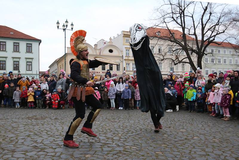 Zahájení loutkového festivalu proběhlo v pátek 4. března průvodem ohnivého draka.