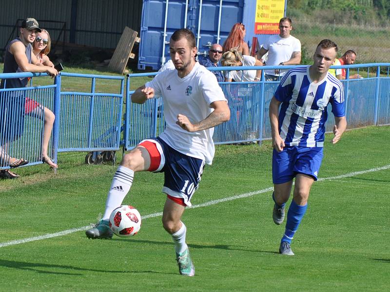 Fotbalisté Dobroměřic (v bílém) si spravili chuť po vysoké prohře z minulého kola a dali Rodnici bůra.