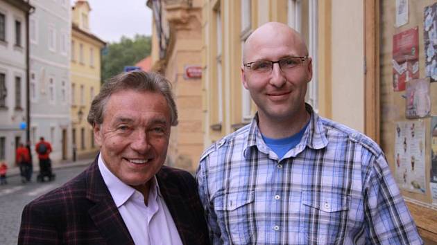 Fanoušek Jan Kubů a Karel Gott v roce 2013.