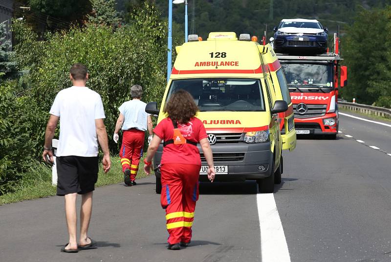 Nehoda tří aut u Prackovic si vyžádala čtyři zranění