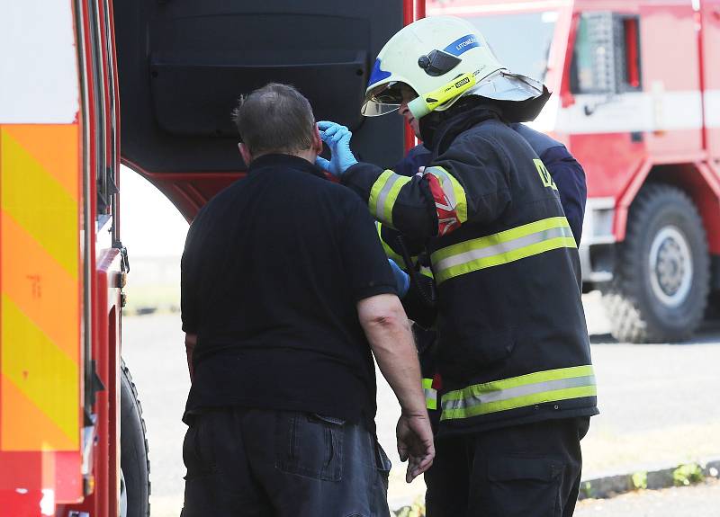 Stánek s občerstvením na parkovišti u Malé pevnosti v Terezíně lehl popelem.