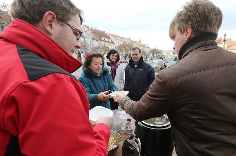 POCHUTNALI SI a přispěli. Na rybí polévku připravenou v roudnické Zámecké restauraci se o Štědrém dnu zastavily desítky lidí.