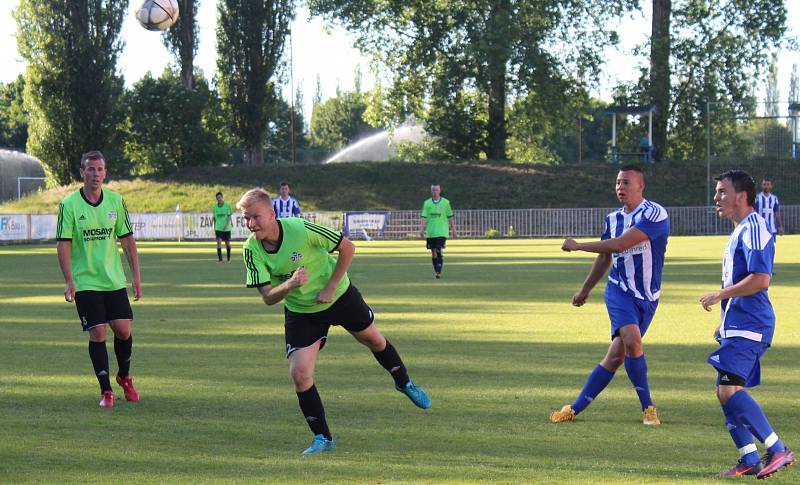 II. třída dospělých: Roudnice (v modrobílém) - Podlusky.