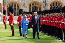 Královna Alžběta II. distingovaně dávala najevo nesouhlas s politikou prezidenta Trumpa. Spekulovalo se, že k těmto signálům používala své brože.