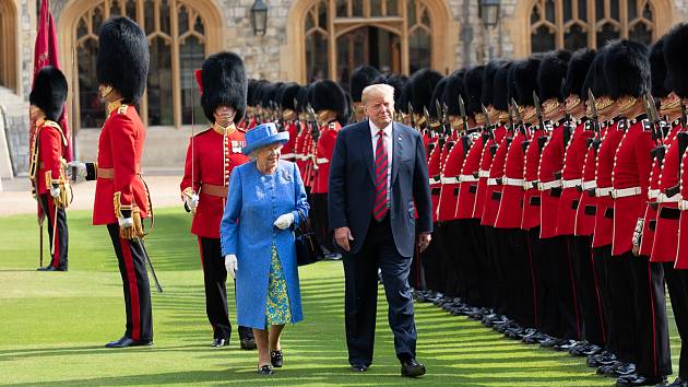 Královna Alžběta II. distingovaně dávala najevo nesouhlas s politikou prezidenta Trumpa. Spekulovalo se, že k těmto signálům používala své brože.