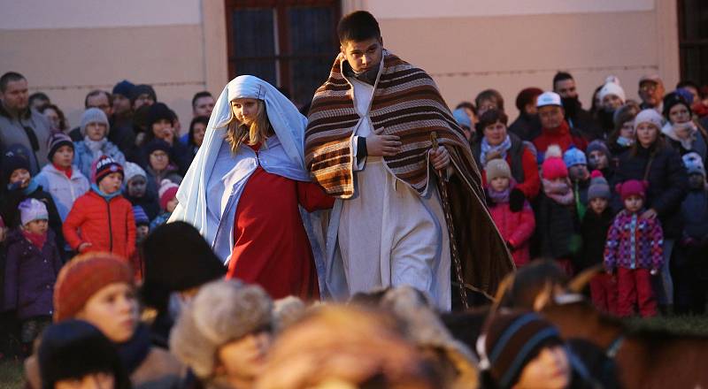 Tradiční živý betlém začal průvodem na Dómské náměstí, kde proběhla scénka o narození Ježiše.