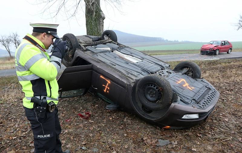 Srážka dvou aut na křižovatce silnic z Milešova do Vlastislavi