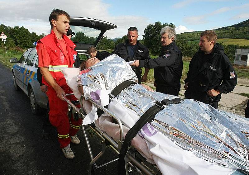 Policisté zachránili život muži, jenž chtěl možná spáchat sebevraždu.