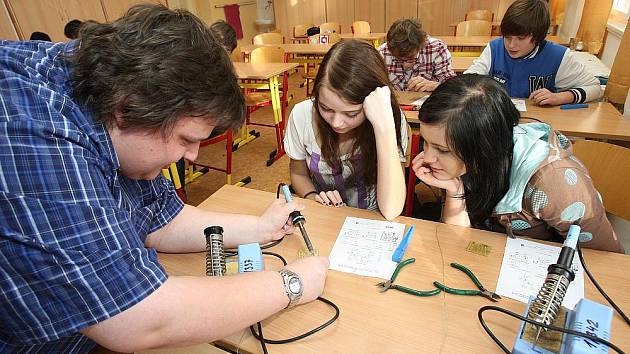 TECHNICKÉ DOVEDNOSTI si vyzkoušeli žáci Masarykovy školy v Litoměřicích. Vyráběli i jednoduchá elektronická zařízení. 