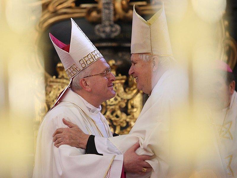 Novému litoměřickému biskupovi blahopřeje emeritní biskup Josef Koukl.