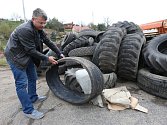 VEDOUCÍ VÝROBY litoměřického provozu Správy a údržby silnic Ústeckého kraje Vlastimil Filous ukazuje na hromadu pneumatik od nákladních automobilů a traktorů, které pracovníci přivezli po sběru odpadů od silnic. Zajistit jejich likvidaci je složité. 