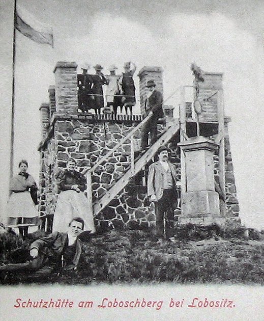 HISTORIE. Bývalá rozhledna na Lovoši, z níž dodnes na vrcholku zbylo jen torzo, na fotografii z roku 1892.  