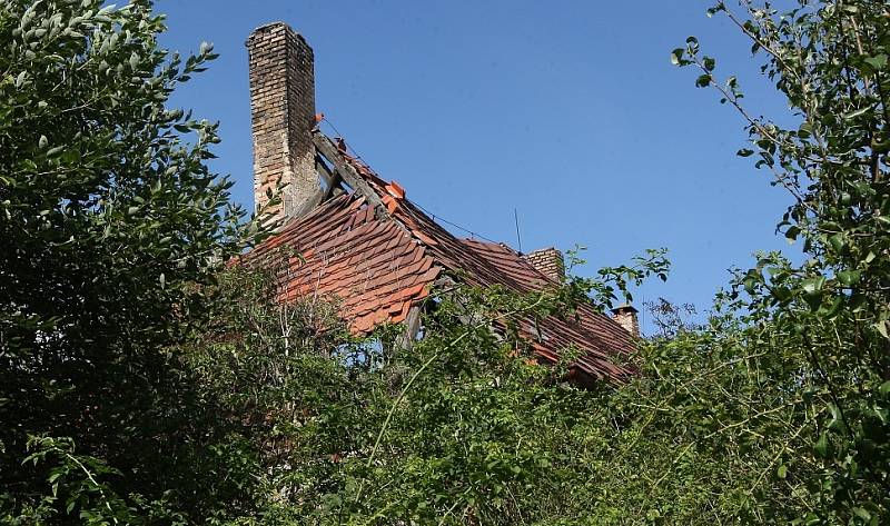 Barokní ovčín býval součástí ploskovického panství. Dnes si zde příroda bere zpět, co člověk před víc než dvěma staletími vytvořil