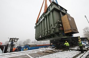 Překládka tří těžkých transformátorů na lodě v přístavu v Prosmykách na Litoměřicku.