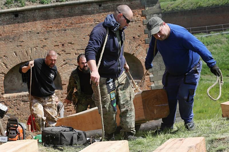 Členové klubu vojenské historie z Terezína postavili spojovací dřevěný mostek mezi pevnostními valy.