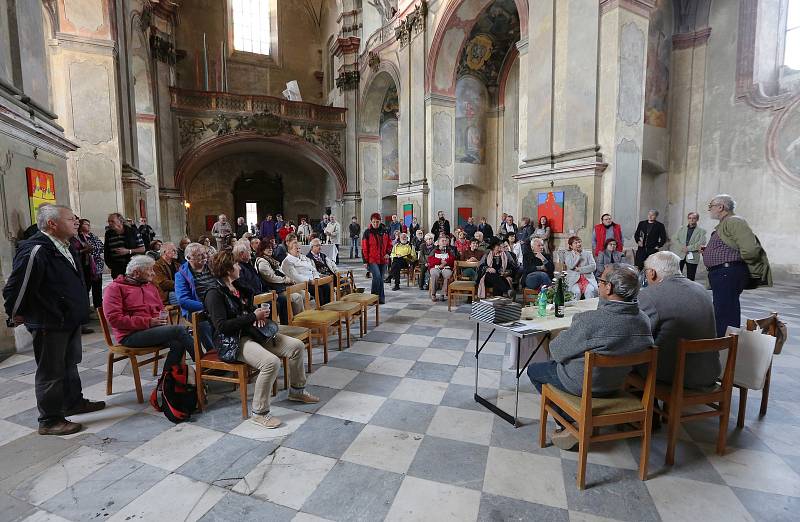 Jezuitský kostel v Litoměřicích se stal místem křtu nové knihy o zdejším hřbitovu a osobnostech, které jsou tam pohřbeny.