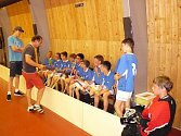 STŘÍDAČKA. Mladší žáci LFP Litoměřice poslouchají pokyny trenéra Vladimíra Ciknera.
