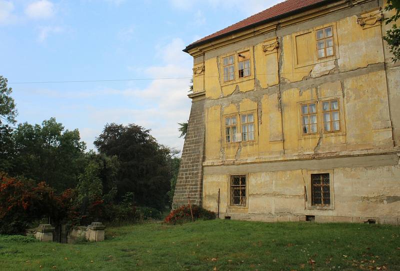 Součástí zámku v Doksanech je i zámecký park.