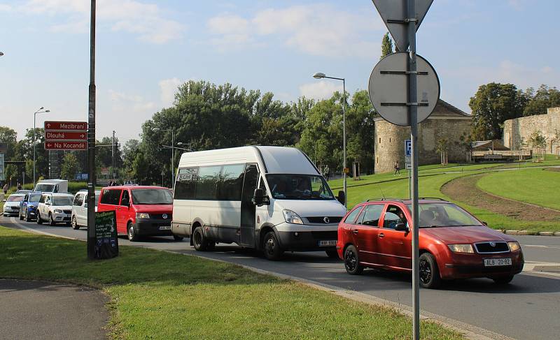 Řidiče čekají při cestě do Litoměřic kvůli veletrhu Zahrada Čech tradiční dopravní komplikace