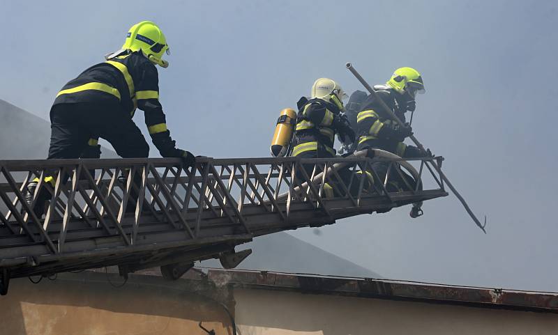 Požár střechy školních dílen v Roudnici