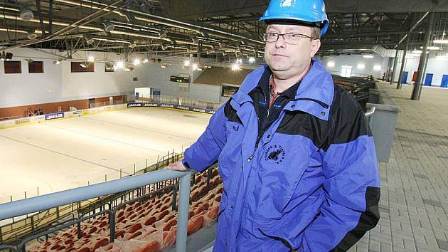 ZIMNÍ STADION v Litoměřicích se díky rekonstrukci změnil k nepoznání. Na snímku vedoucí stavby Michal Novák u zábradlí, odkud mohou sledovat hokej lidé na vozíku.