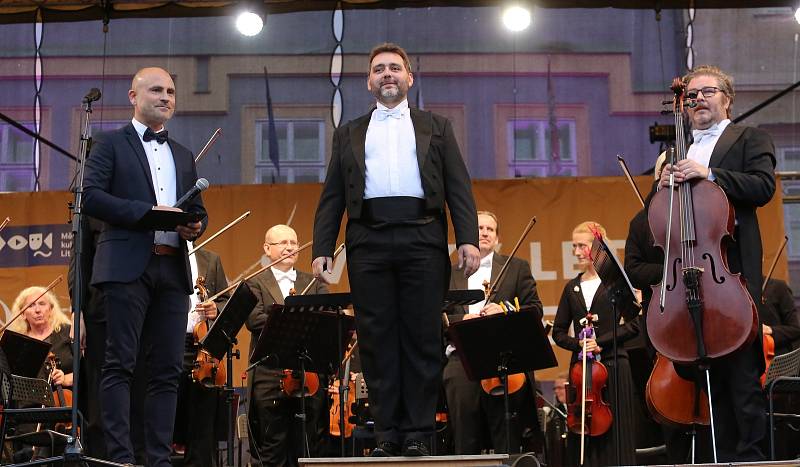 Nedělní večer na Mírovém náměstí v Litoměřicích patřil hudbě. Na Velkém letním koncertu, který pořádala městská kulturní zařízení, vystoupil jako hlavní hvězda houslový virtuóz Pavel Šporcl.