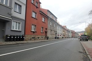 „Popelnicová“ Mrázova ulice v Litoměřicích.