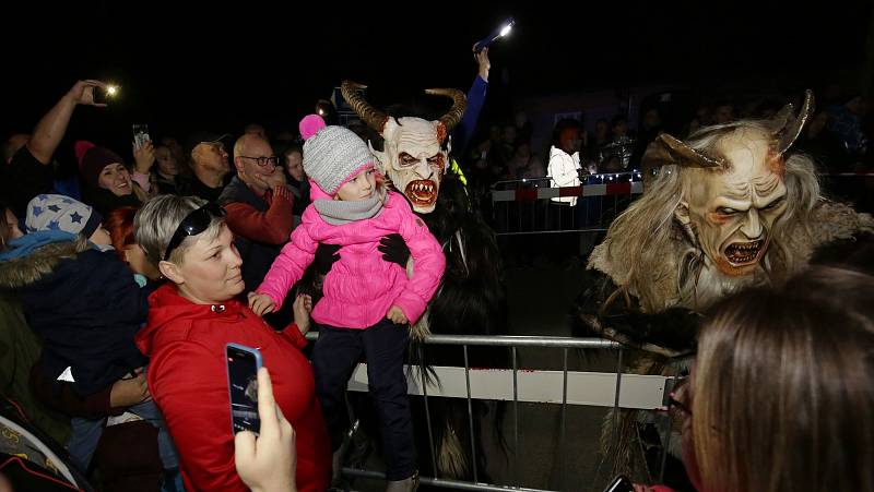 V Radovesicích spojili rozsvícení vánočního stromu s Krampus show.