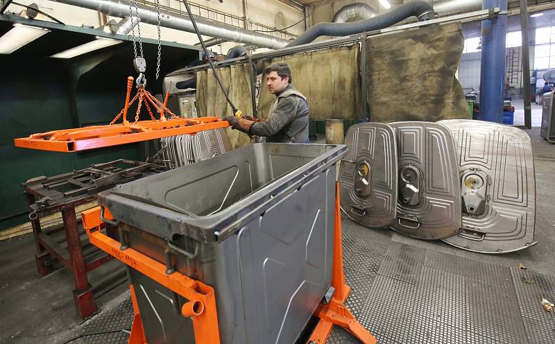 V roudnické továrně Meva vyrábějí popelnice, kontejnery, výbavu pro kempování, plynové vařiče a teplomety a také zdravotnické přístroje