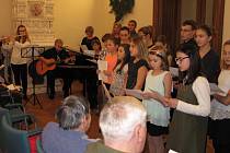 Zpívání koled ze ZUŠ Lovosice v městské knihovně