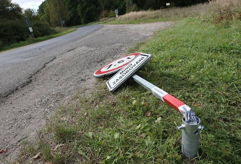 NEPOHODLNÉ ZNAČENÍ se povaluje ve škarpě. Nákladní vozidla nad 7,5 tuny tak mohou beztrestně projíždět obcemi Střížovice, Snědovice, Křešov, Radouň, Čakovice Velešice Hoštkou i dalšími vesničkami. Policie si s řidiči neví rady. Nemá je jak pokutovat. 