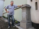 PAVEL STRANKA objevil při úpravě terénu před domem na Tyršově náměstí podstavec busty litoměřického básníka J. E. Hilschera. Spolu s historikem O. Doskočilem teď hledají hlavu. 