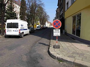Na čištění ulic jsou řidiči dostatečně předem upozorňováni cedulí.