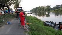 V Hrobcích na Litoměřicku našly děti při koupání v Labi utopené auto.