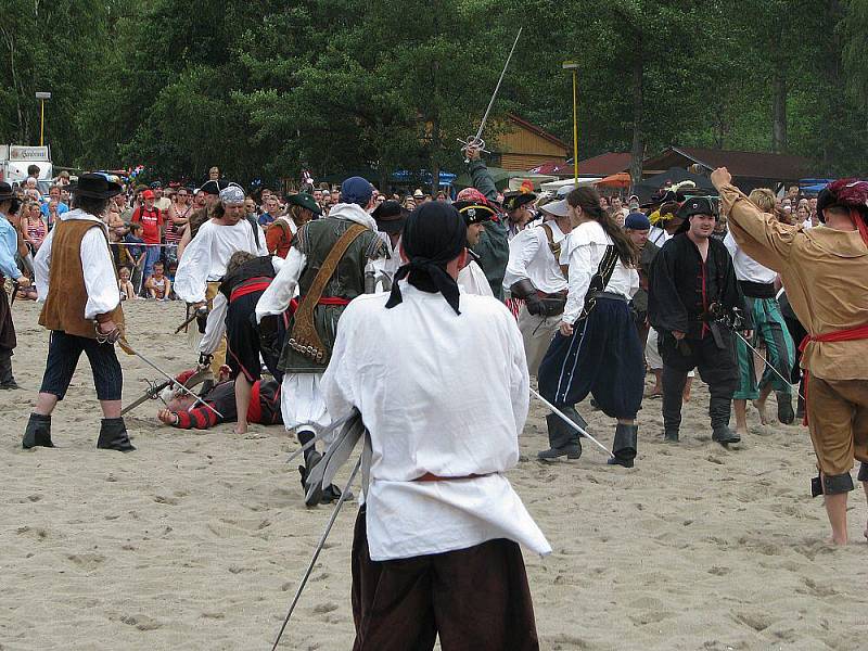 Piráti dobývají jezero v Úštěku 2010.