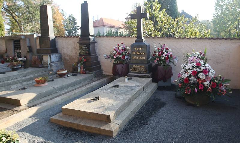 Na litoměřickém hřbitově si připomněli 180 let  od narození Ludwiga Schlesingera.