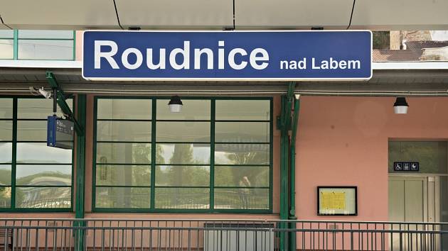 Rekonstrukce nástupišť v Roudnici nad Labem skončila.