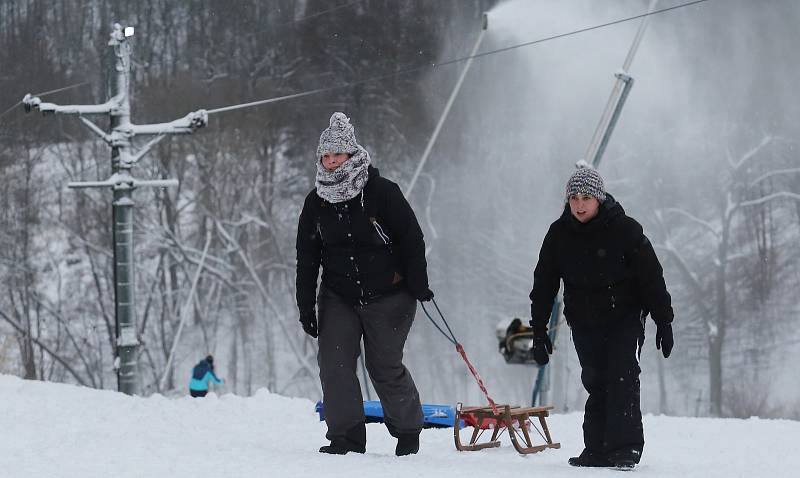 Sáňky, boby i snowboardy. Lyžařský areál u Tašova praskal ve švech